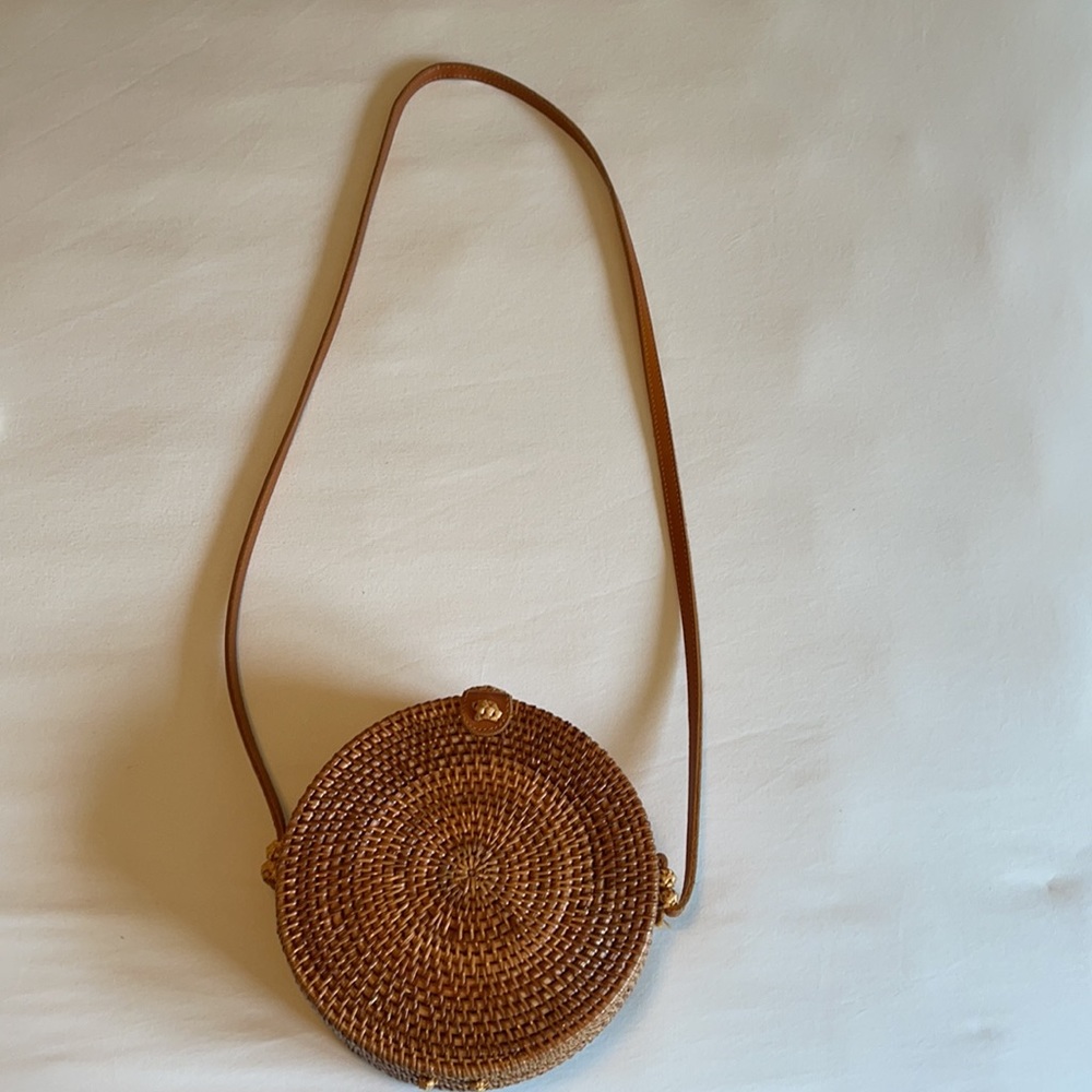 Round leather strap straw shoulder bag